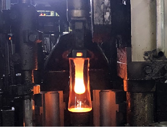 Cutting molten glass into gobs