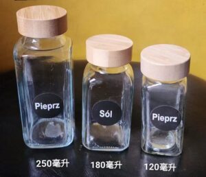 Three square glass spice jars with bamboo lids labeled Pieprz and Sól, arranged by volume (250ml, 180ml, 120ml), suitable for storing pepper, salt, and other seasonings.